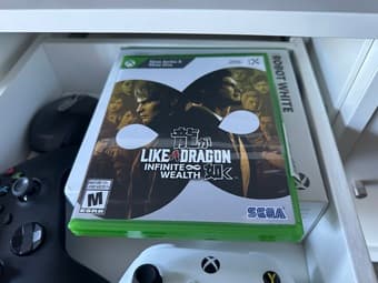 Selling Xbox Series X - Diablo Bundle + 2 pads (almost new) + 1 free t 3