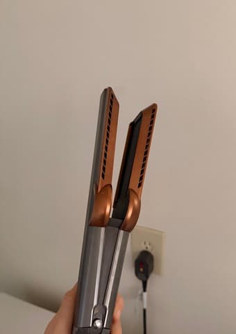 Dyson Airstrait that dries and straightens hair simultaneously 1