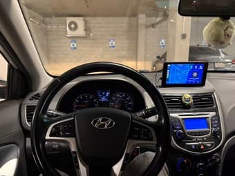 2013 hyundai accent SE hatchback 2