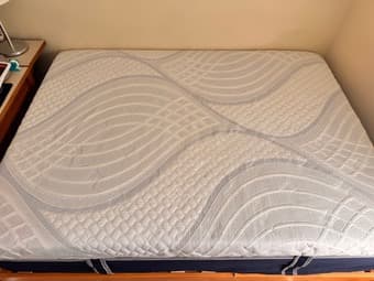 Full size mattress and frame in excellent condition 2