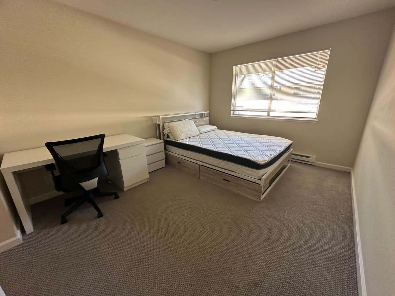 1B1B MASTER bedroom with PRIVATE BATHROOM for ONLY FEMALE in 2B2B unit in MENLO PARK 1