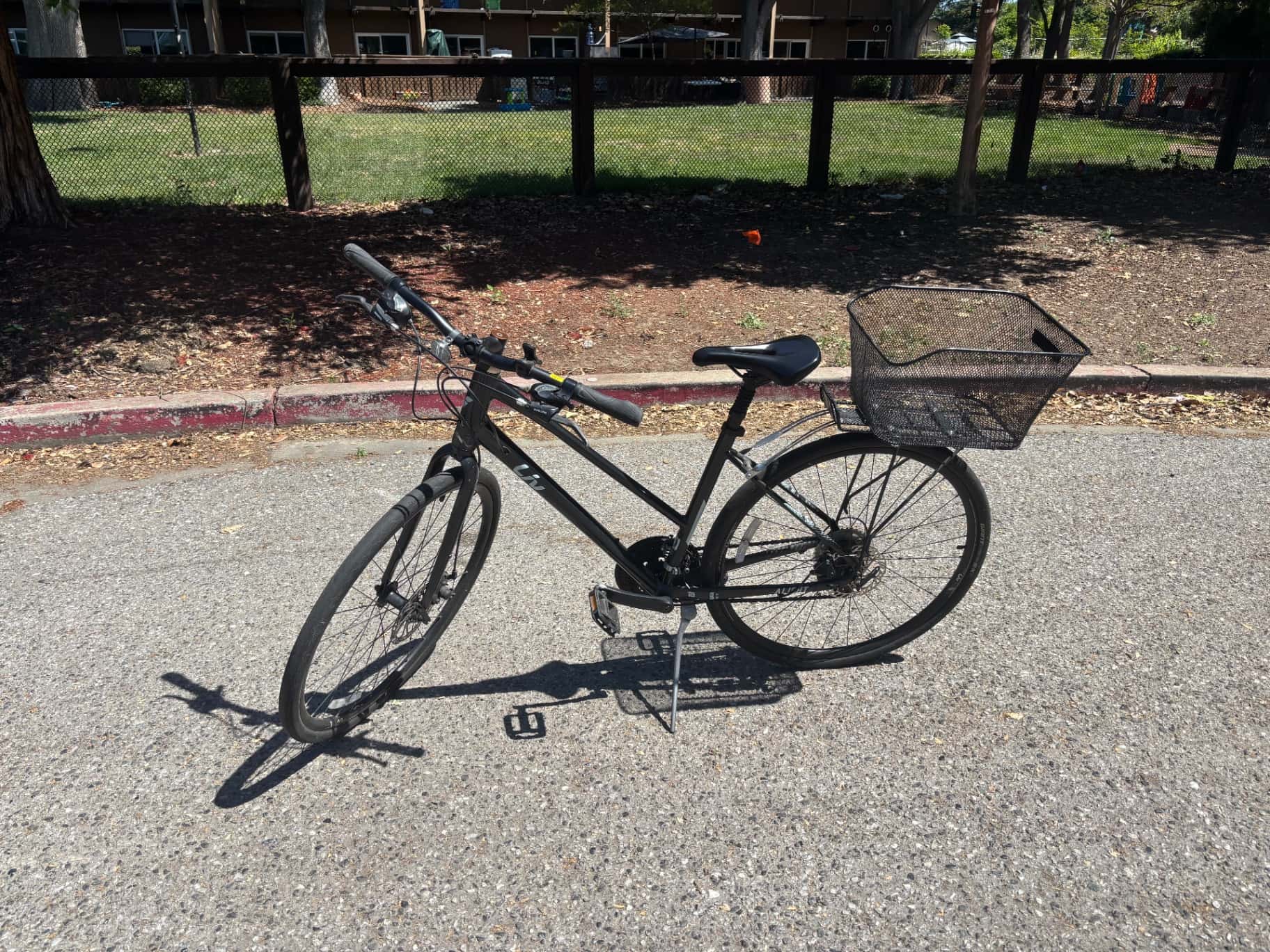 Hybrid/commuter bike with basket 1