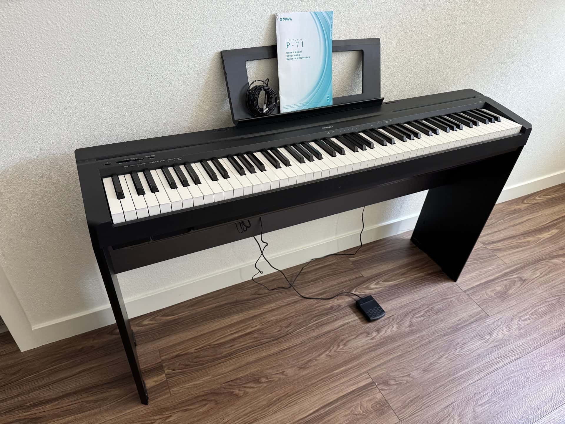 Barely used Yamaha P-71 electronic piano (88 keys) 1