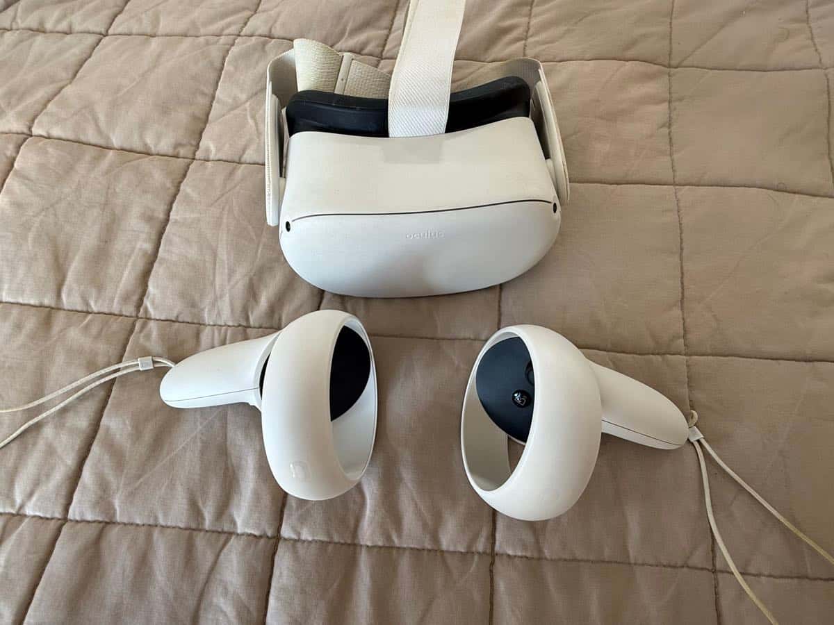 Meta Oculus Quest 2 VR Headset + Both Touch Controllers 1
