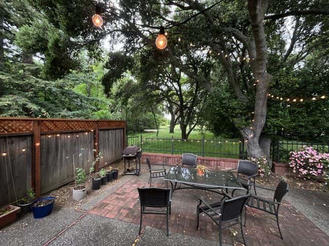 1 Room available in adorable 6BR/3BA house on Stanford Golf Course 1