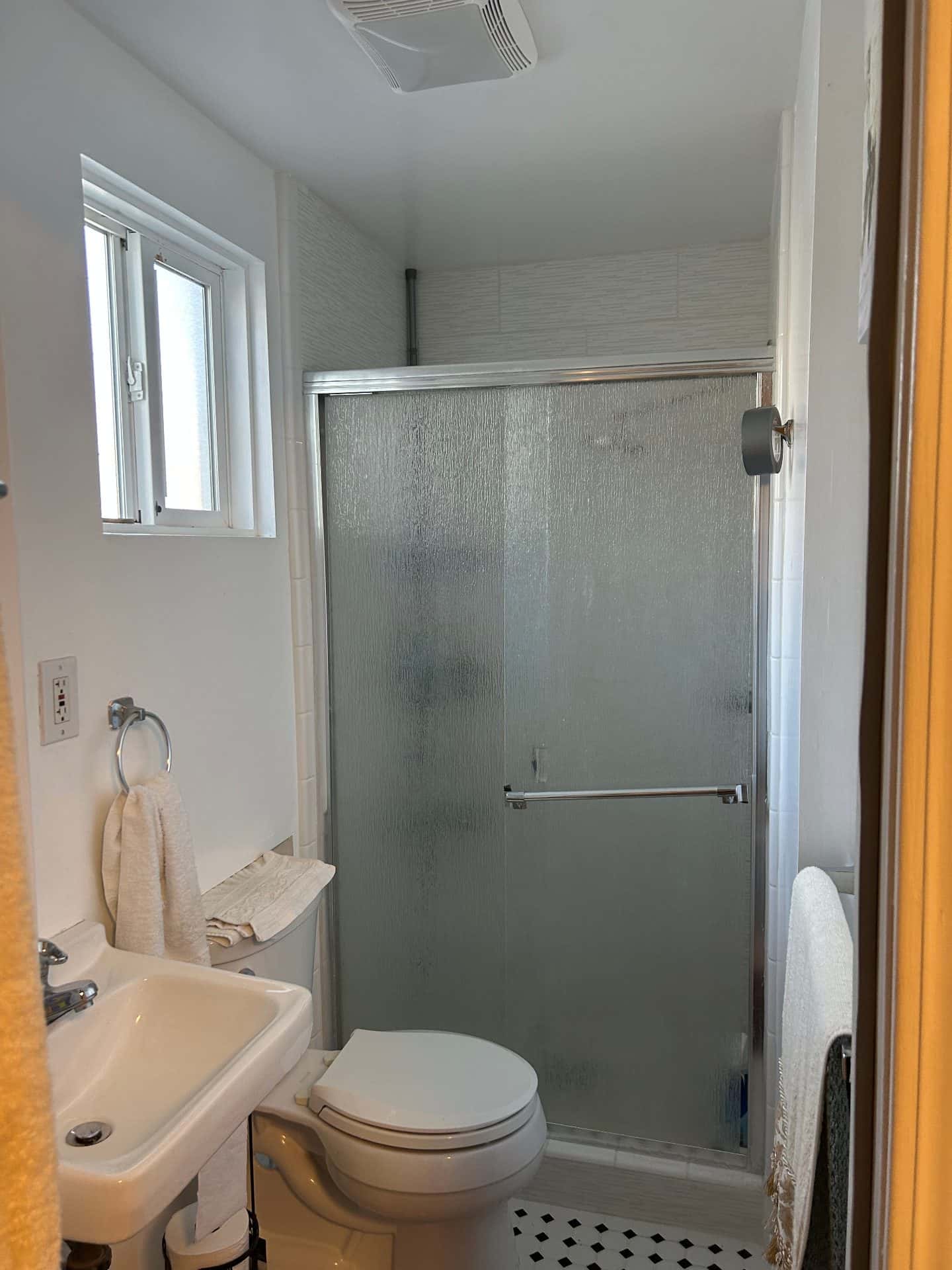 Furnished Room for Rent in Redwood City. Available JULY 1st 1